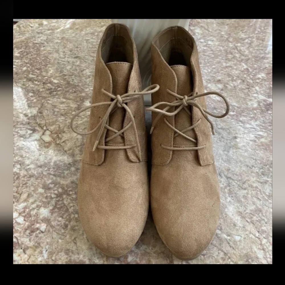DR. SCHOLL'S Women's Dynasty Wedge Lace Up Bootie Suede